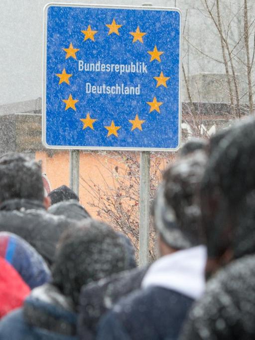 Flüchtlinge gehen an der deutsch-österreichischen Grenze nahe Wegscheid nach Deutschland.