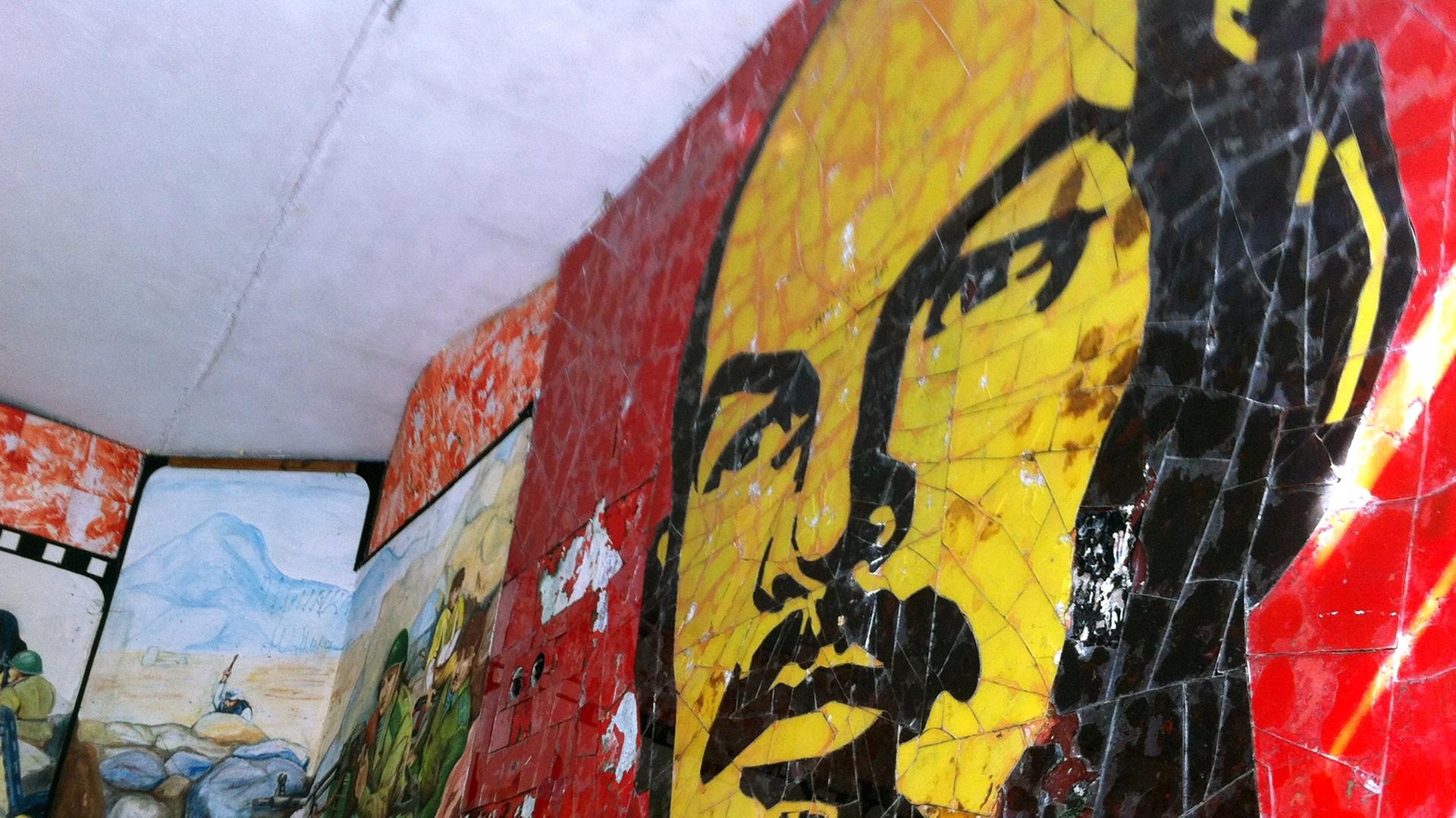 Abblätternde Wandmalereien zeigt unter anderem das Konterfei von Lenin in einer Kaserne der ehemaligen sowjetischen Militäranlage Skrunda-1 in Lettland.