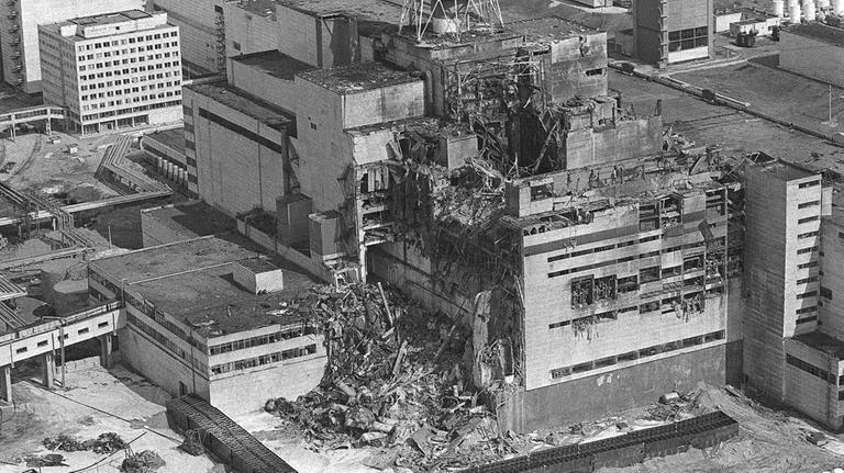 Der zerstörte Reaktorblock 4 des Kernkraftwerks von Tschernobyl am 15. Mai 1986.