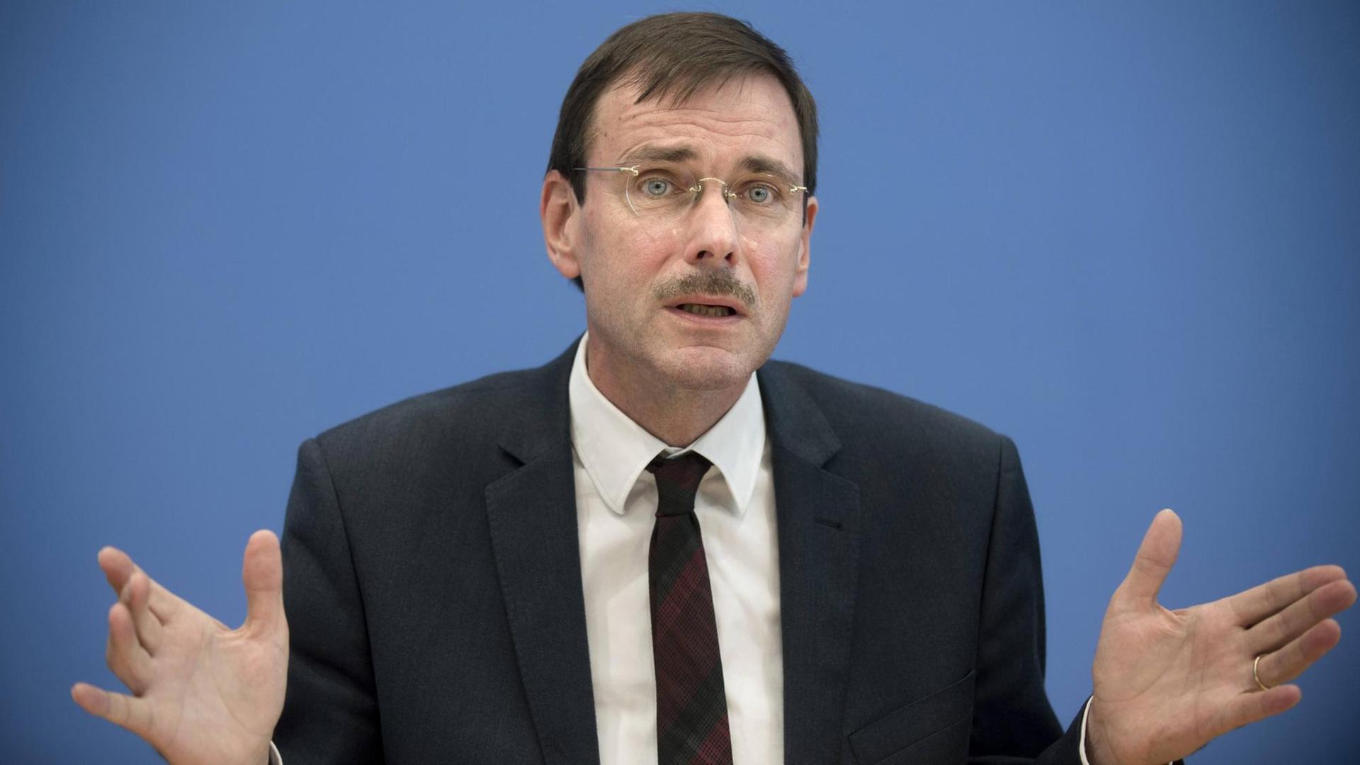 Daniel Zimmer spricht in der Bundespressekonferenz. Daniel Zimmer spricht in der Bundespressekonferenz.