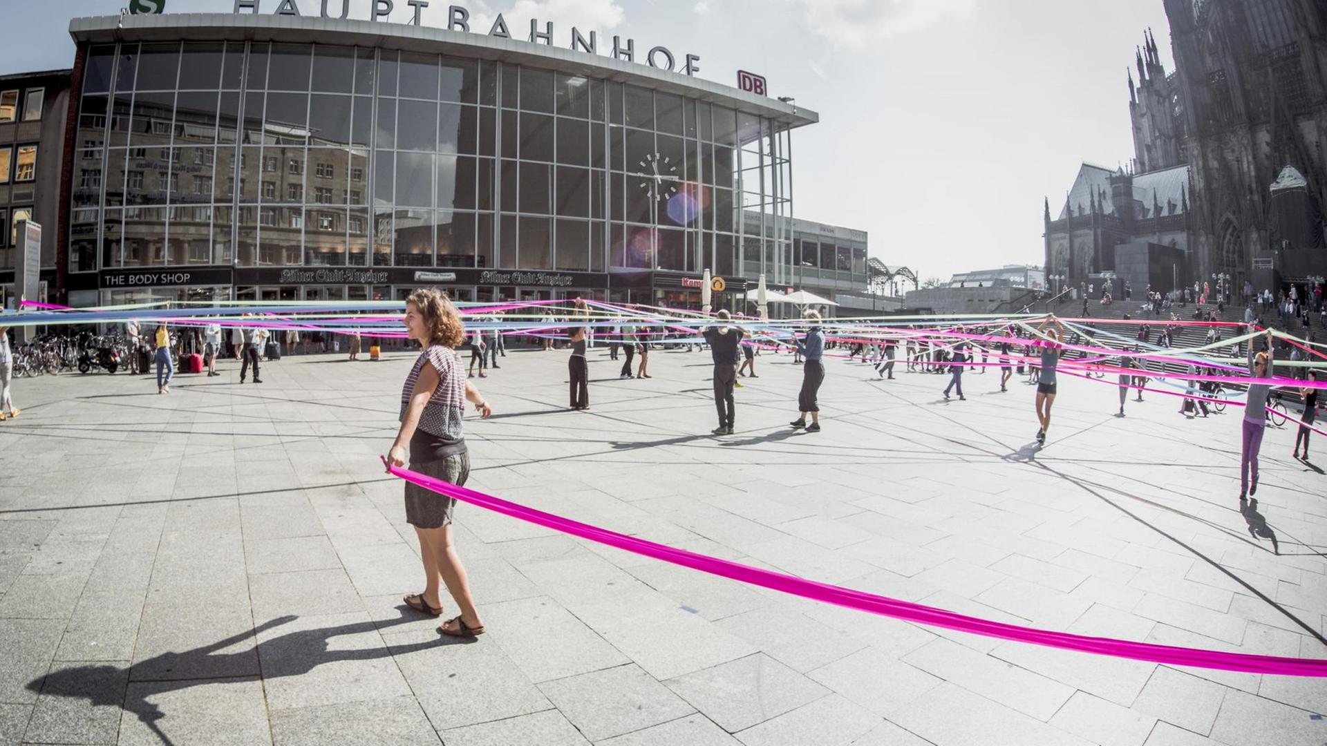 City Dance Köln am 3.September 2016: Letzte Proben auf dem Bahnhofsvorplatz. City Dance Köln am 3.September 2016: Letzte Proben auf dem Bahnhofsvorplatz.