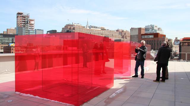 Besucher schauen sich am 13.03.2017 auf einer Terrasse des Whitney Museums in New York (USA) ein Werk des Künstlers Larry Bell an. Mit Werken von mehr als 60 hauptsächlich US-amerikanischen Künstlern lädt das New Yorker Whitney Museum zu seiner ersten Biennale im neuen Gebäude.