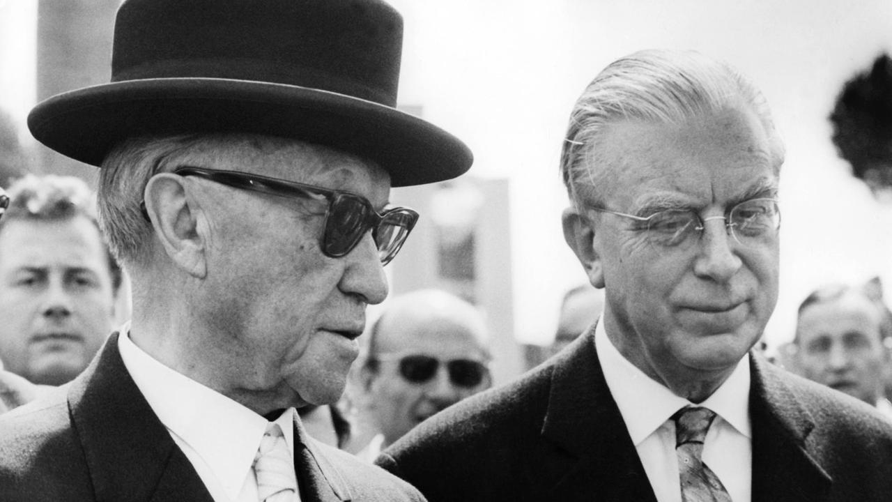 Ein Schwarz-Weiß-Foto zeigt Konrad Adenauer Hans Globke Ein Schwarz-Weiß-Foto zeigt Konrad Adenauer Hans Globke