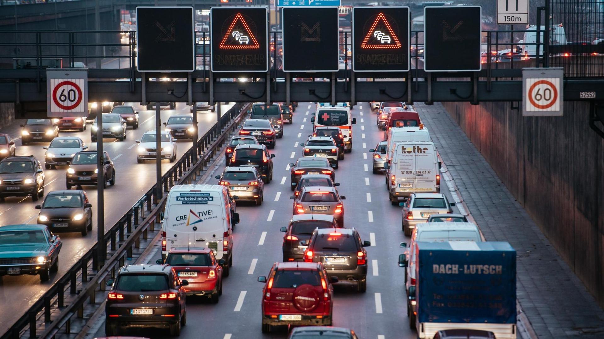 Autos stauen sich auf der Berliner Stadtautobahn A100. Autos stauen sich auf der Berliner Stadtautobahn A100.