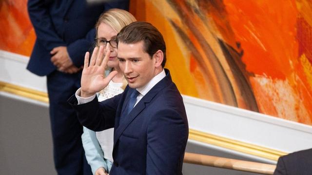 Bundeskanlzer Sebastian Kurz winkt beim Verlassen des Parlaments, in dem gerade ein Misstrauensvotum gegen ihn erfolgreich war