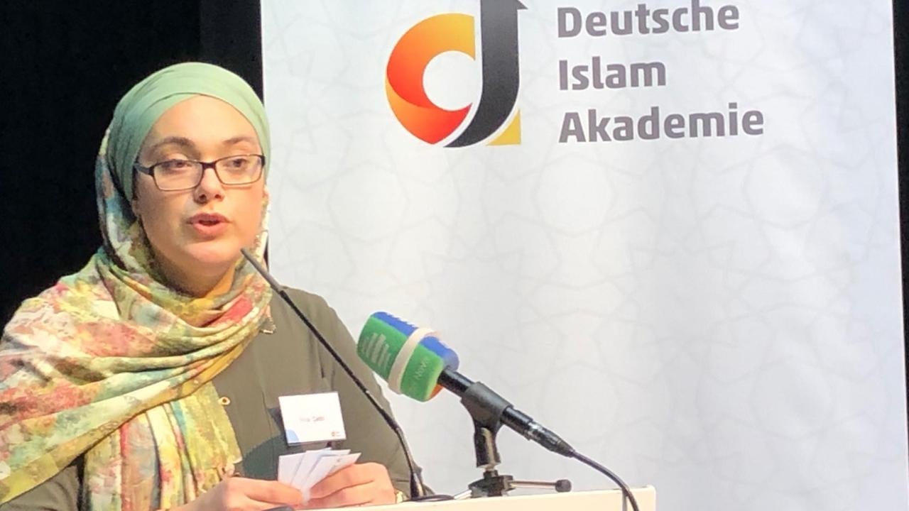 Pinar Cetin, Vorsitzende der Deutschen Islam-Akademie, spricht auf der Veranstaltung