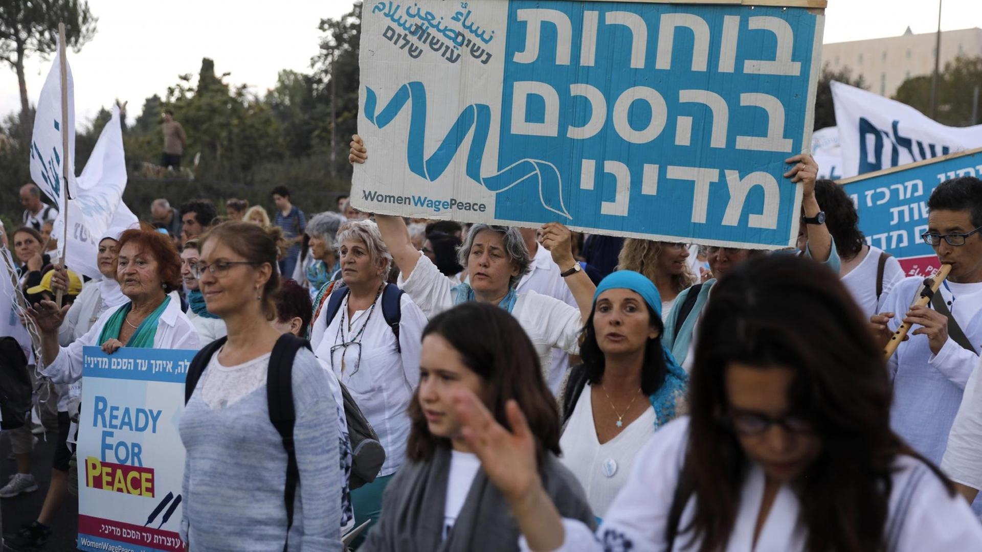 Israelische und palästinensische Aktivisten der Women Wage Peace movement bei einem Friedensmarsch in Jerusalem Israelische und palästinensische Aktivisten der Women Wage Peace movement bei einem Friedensmarsch in Jerusalem