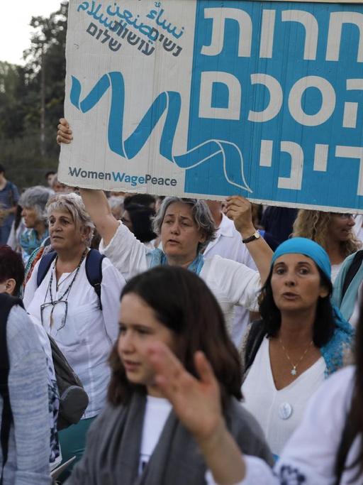 Israelische und palästinensische Aktivisten der Women Wage Peace movement bei einem Friedensmarsch in Jerusalem