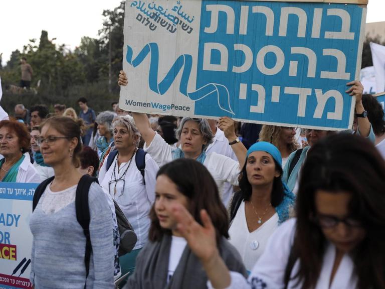 Israelische und palästinensische Aktivisten der Women Wage Peace movement bei einem Friedensmarsch in Jerusalem