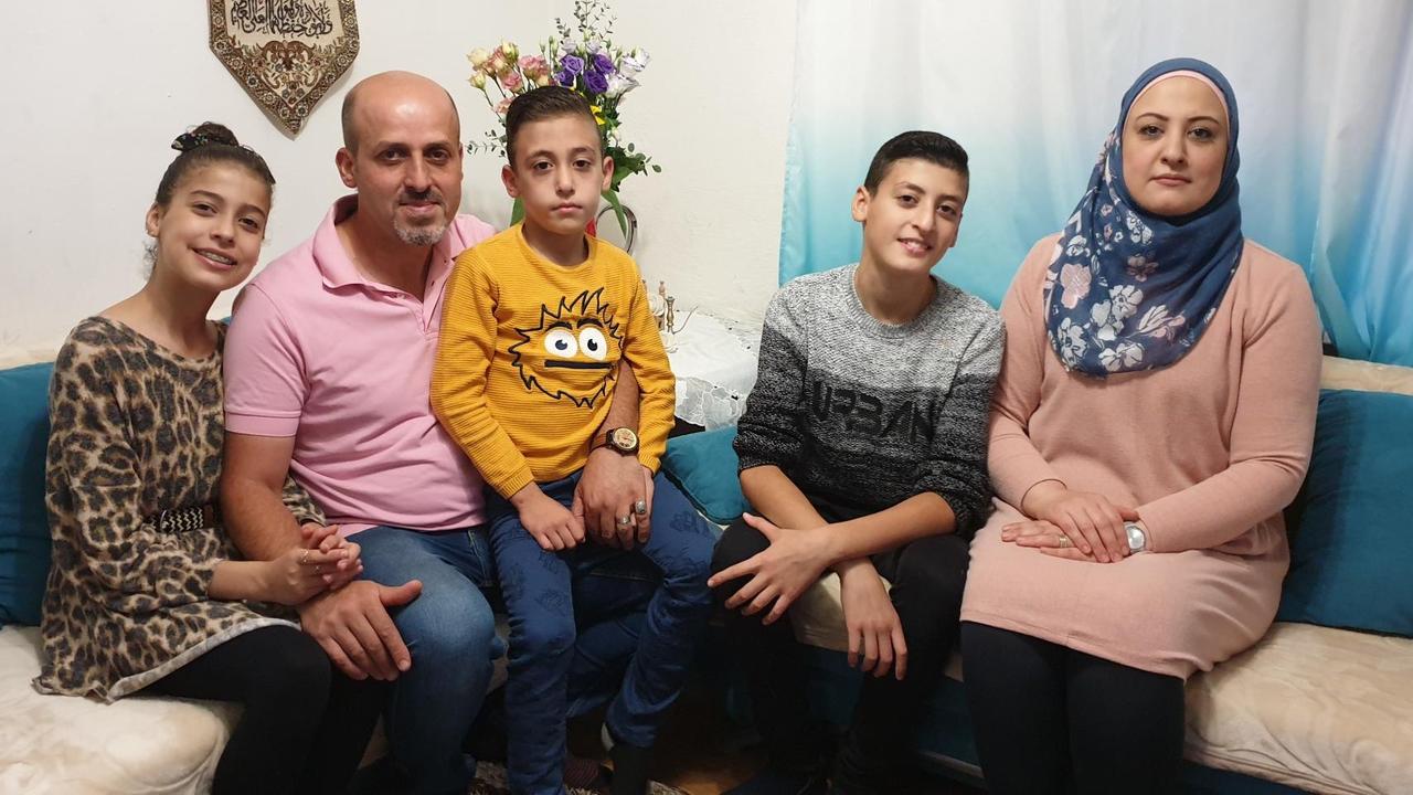Die Familie Sayed Ahmad-Taha sitzt auf einem Sofa Die Familie Sayed Ahmad-Taha sitzt auf einem Sofa
