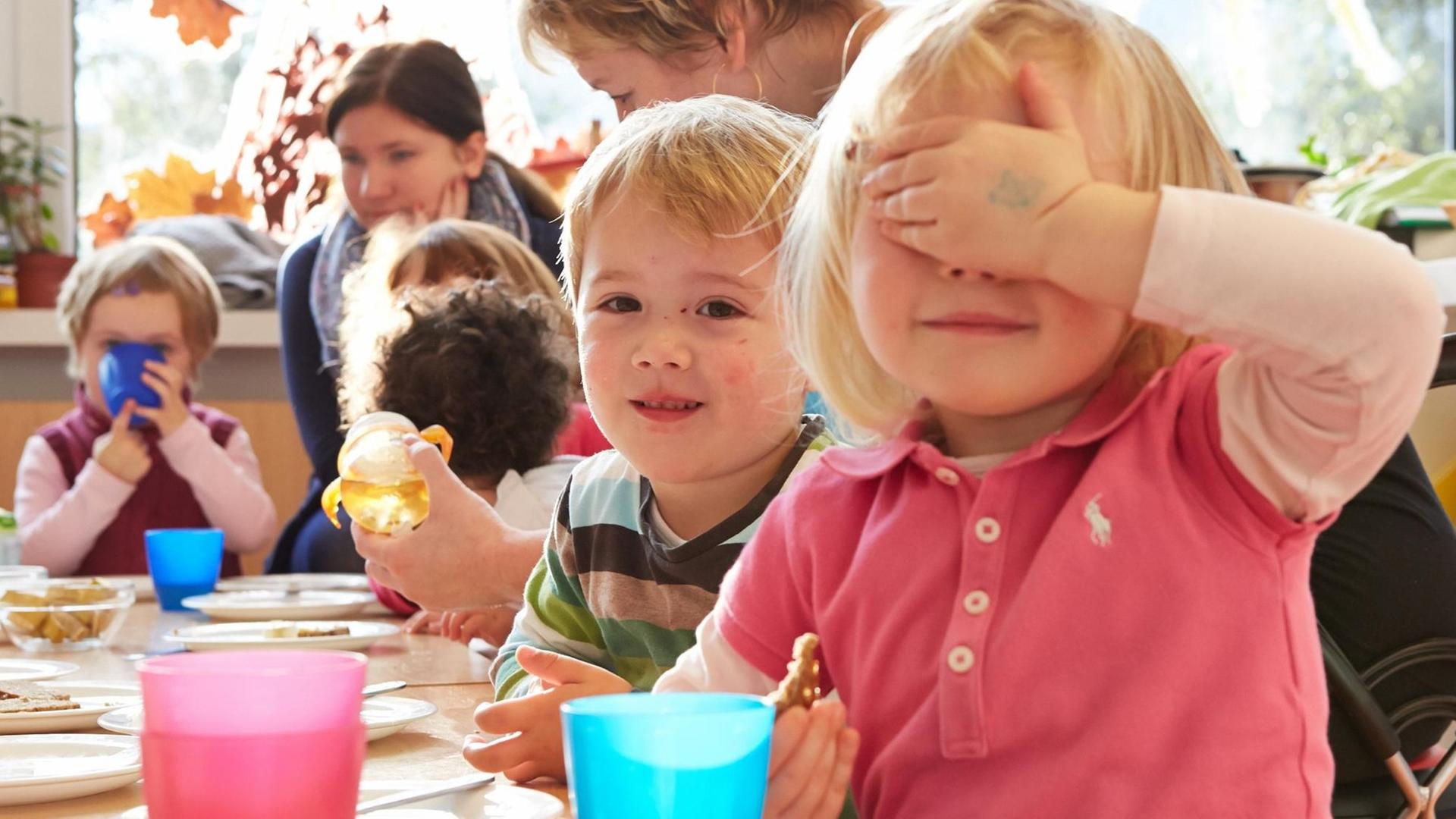 Mingus Wendt (3 Jahre) lacht am Frühstückstisch der Krippen-Kinder, aufgenommen am 02.11.2012 in der Kita Mucklas in Hamburg. Mingus Wendt (3 Jahre) lacht am Frühstückstisch der Krippen-Kinder, aufgenommen am 02.11.2012 in der Kita Mucklas in Hamburg.