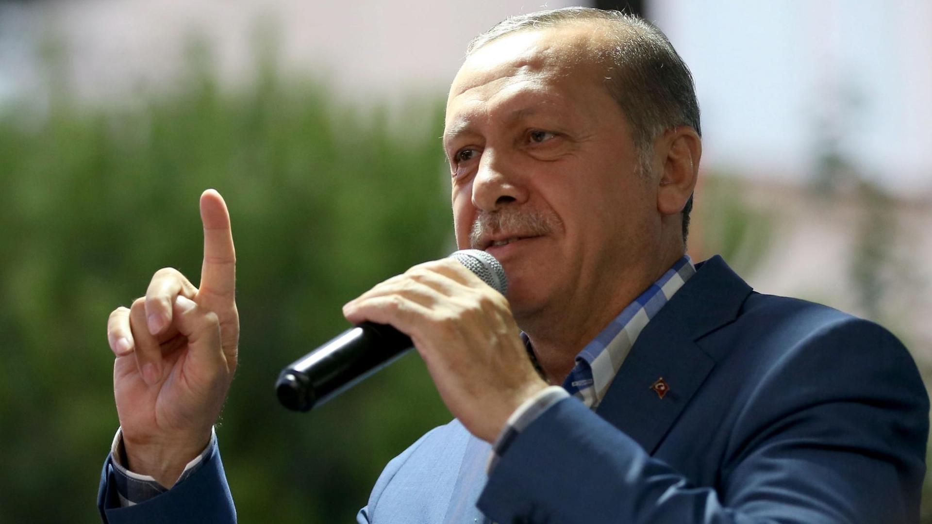 Der türkische Präsident Recep Tayyip Erdogan spricht nach dem gescheiterten Putschversuch in Istanbul zu seinen Anhängern. Der türkische Präsident Recep Tayyip Erdogan spricht nach dem gescheiterten Putschversuch in Istanbul zu seinen Anhängern.