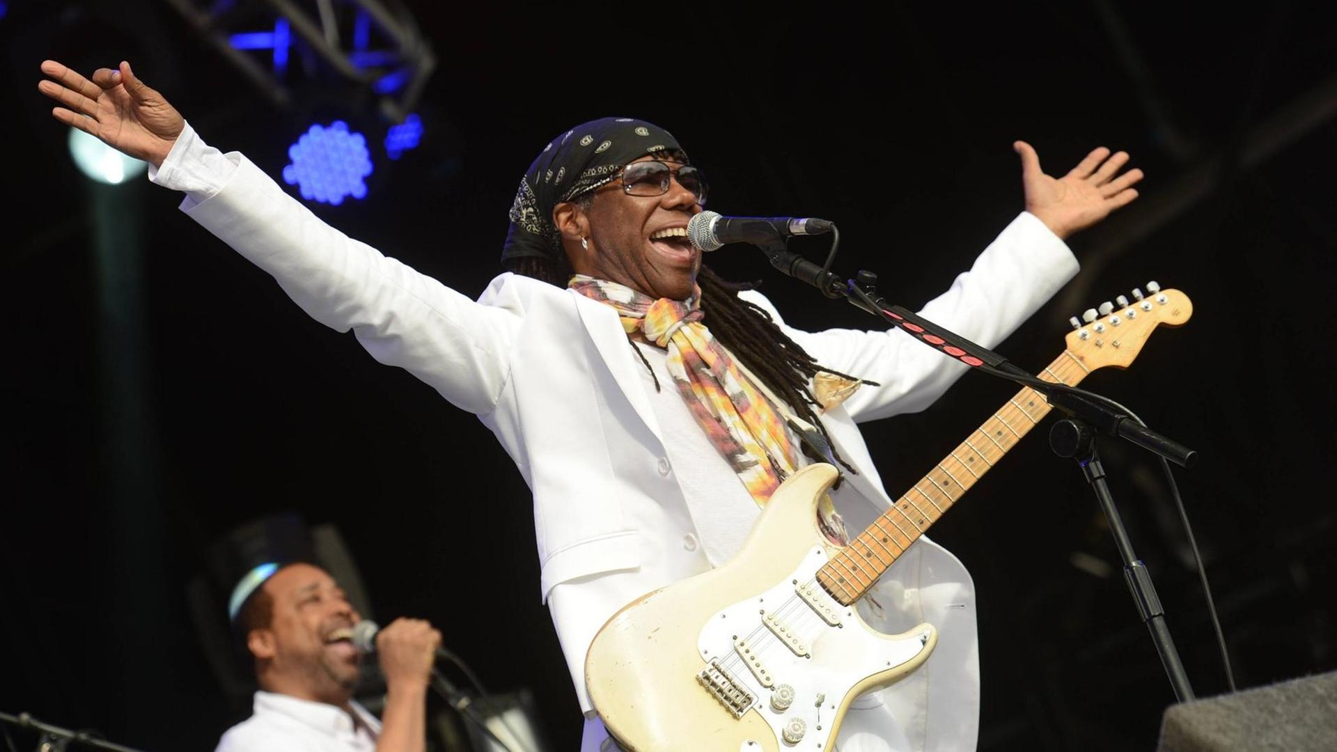 Bildnummer: 58115246 Datum: 17.06.2012 Copyright: imago/UPI Photo American artist Nile Rodgers perform with Chic at Lovebox Festival in Victoria Park in London on June 17, 2012. PUBLICATIONxINxGERxSUIxAUTxHUNxONLY Kultur People Musik Aktion xcb x0x 2012 quer 58115246 Date 17 06 2012 Copyright Imago UPi Photo American Artist Nile Rodgers perform With Chic AT Lovebox Festival in Victoria Park in London ON June 17 2012 PUBLICATIONxINxGERxSUIxAUTxHUNxONLY Culture Celebrities Music Action shot x0x 2012 horizontal