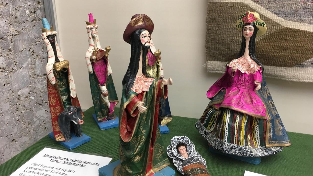Krippenfiguren aus Peru im Haus Völker und Kulturen - sie alle weisen auffällig lange Hälse auf Krippenfiguren aus Peru im Haus Völker und Kulturen - sie alle weisen auffällig lange Hälse auf
