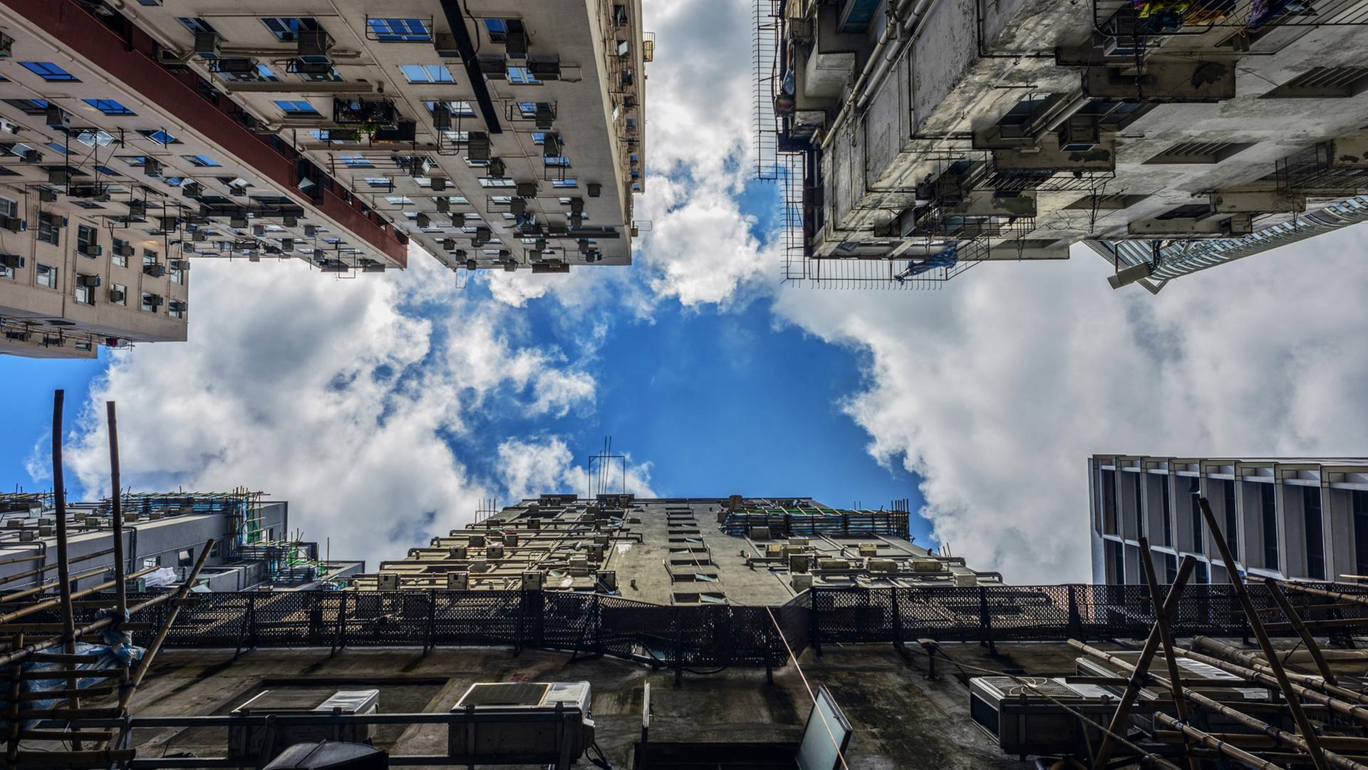 Fassaden des Gebäudes "Chungking Mansions" im Stadtteil Tsim Sha Tsui von Hongkong.
