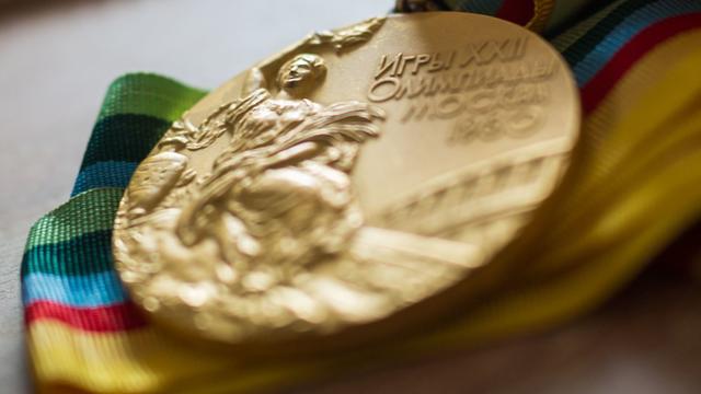 Die Olympia-Goldmedaille die ehemaligen deutschen Leichtathletin Bärbel Wöckel, die sie 1980 über 200 Meter gewann, fotografiert in Breitenbrunn im Odenwald (Hessen)