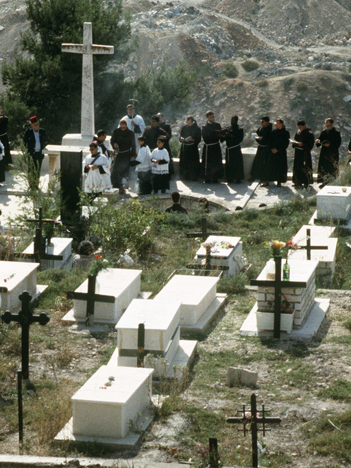 Beisetzungszeremonie auf dem Katholischen Friedhof auf dem Zionsberg.