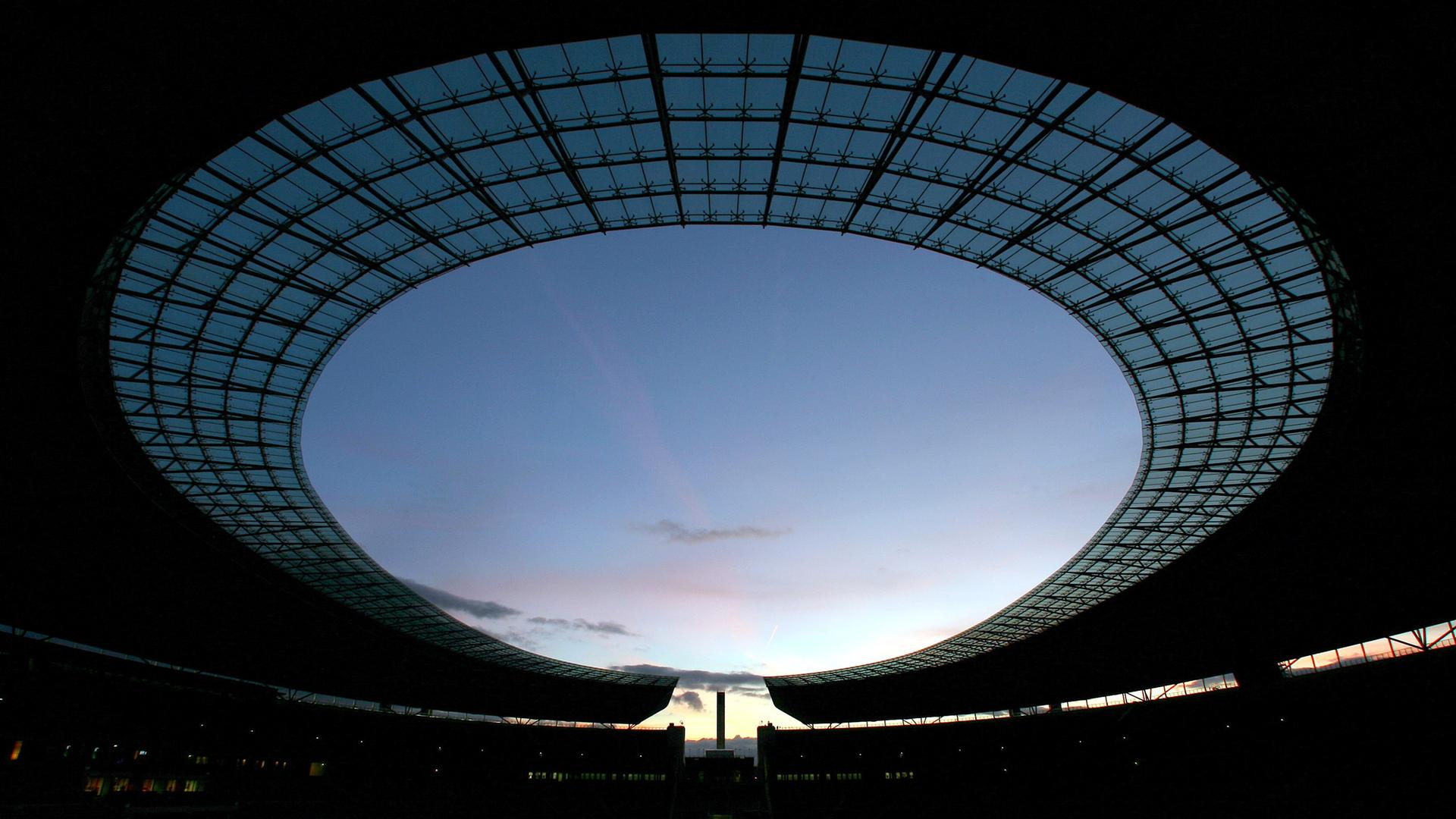 Blick in den Himmel aus dem Berliner Olympiastadion bei Abenddämmerung