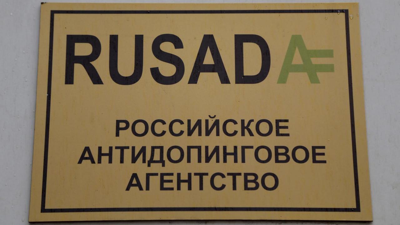 Schild der russischen Anti-Doping-Agentur RUSADA an einer Gebäudewand in Moskau am 10.11.2015. Schild der russischen Anti-Doping-Agentur RUSADA an einer Gebäudewand in Moskau am 10.11.2015.
