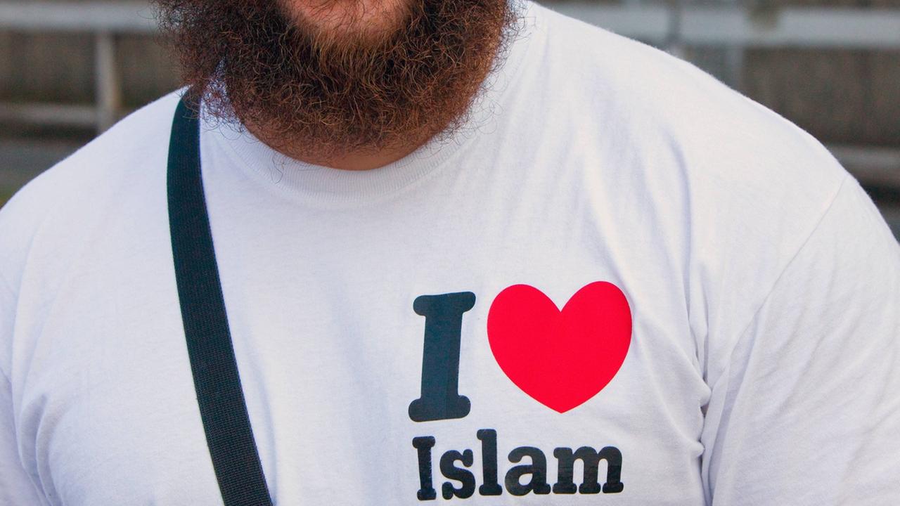 Ein jugendlicher Moslem mit T-Shirt "I love Islam" am Rande einer Kundgebung des Predigers Pierre Vogel am Hamburger Bahnhof Dammtor Ein jugendlicher Moslem mit T-Shirt "I love Islam" am Rande einer Kundgebung des Predigers Pierre Vogel am Hamburger Bahnhof Dammtor