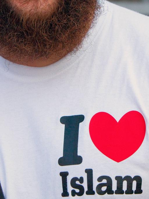 Ein jugendlicher Moslem mit T-Shirt "I love Islam" am Rande einer Kundgebung des Predigers Pierre Vogel am Hamburger Bahnhof Dammtor