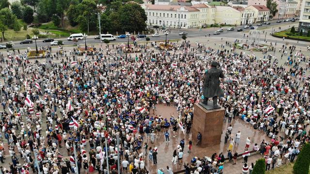 Demonstranten versammeln sich am 19.08.2020 am Lenin-Platz in Grodno