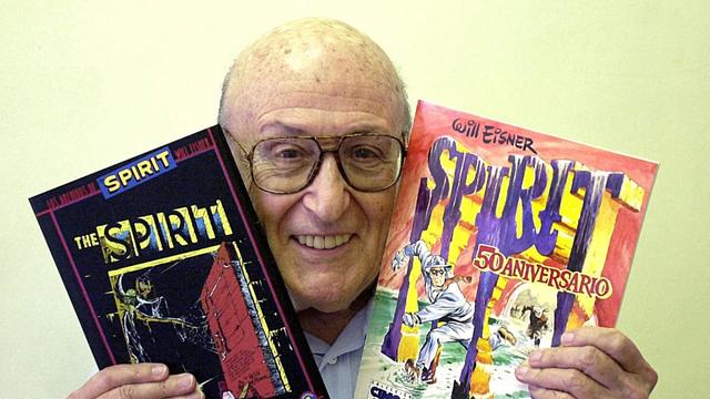 Der US-Comic-Zeichner Will Eisner, Schöpfer des Comics "The Spirit", posiert am 9.5.2003 auf der Comic-Messe in Barelona in Spanien mit zwei Spirit-Hefen.