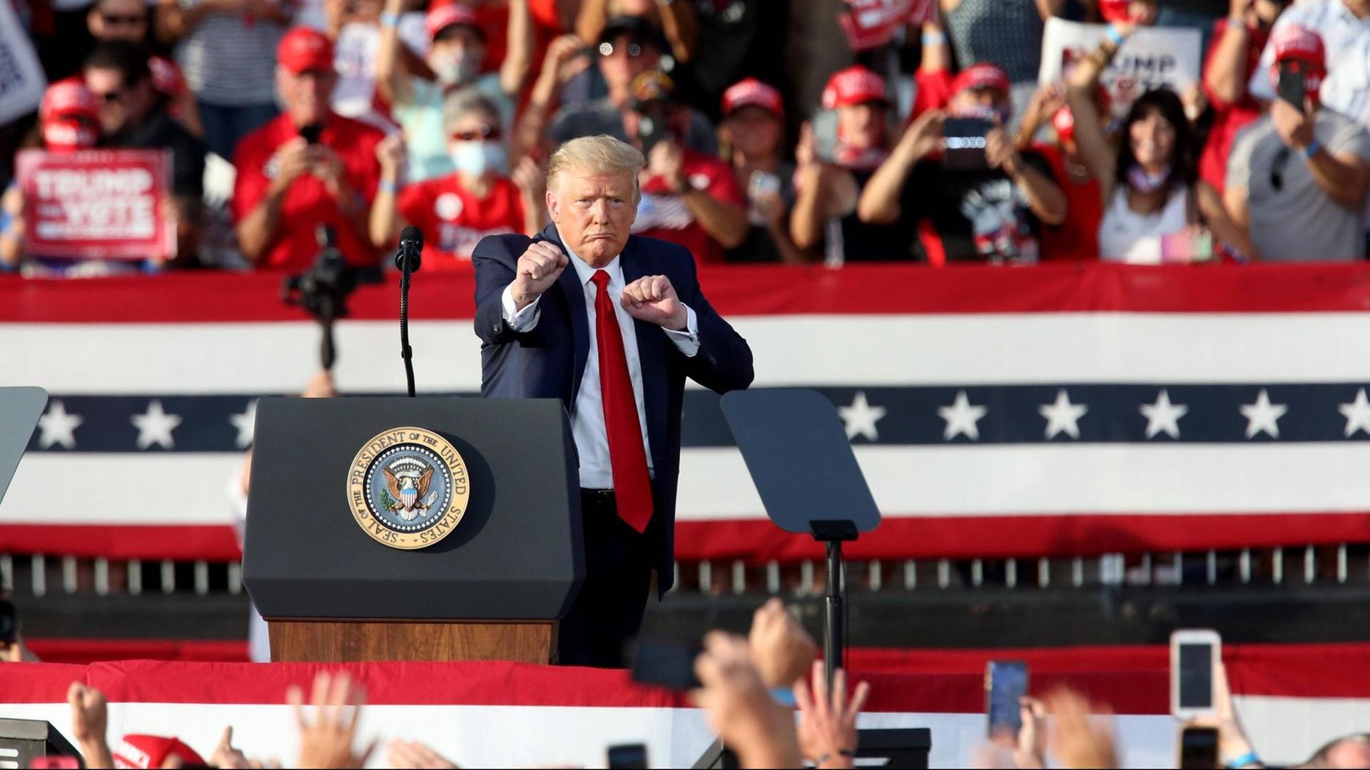 US-Präsident Trump ballt während einer Wahlkampfveranstaltung die Fäuste US-Präsident Trump ballt während einer Wahlkampfveranstaltung die Fäuste