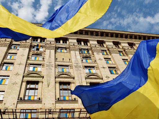 Die Gebäude und Straßen in Kiew sind wegen der Unabhängigkeitsfeiern mit Flaggen geschmückt.