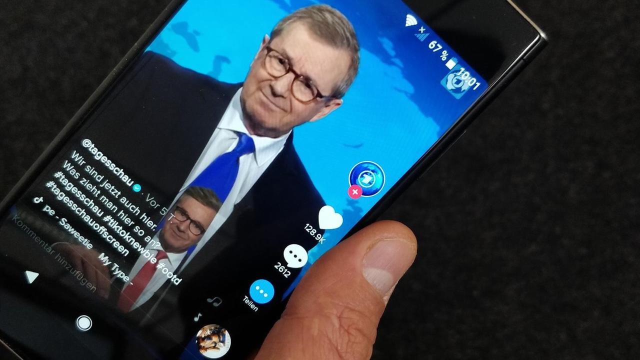 Jan Hofer im ersten Video der Tagesschau in der Clip-App TikTok. Jan Hofer im ersten Video der Tagesschau in der Clip-App TikTok.