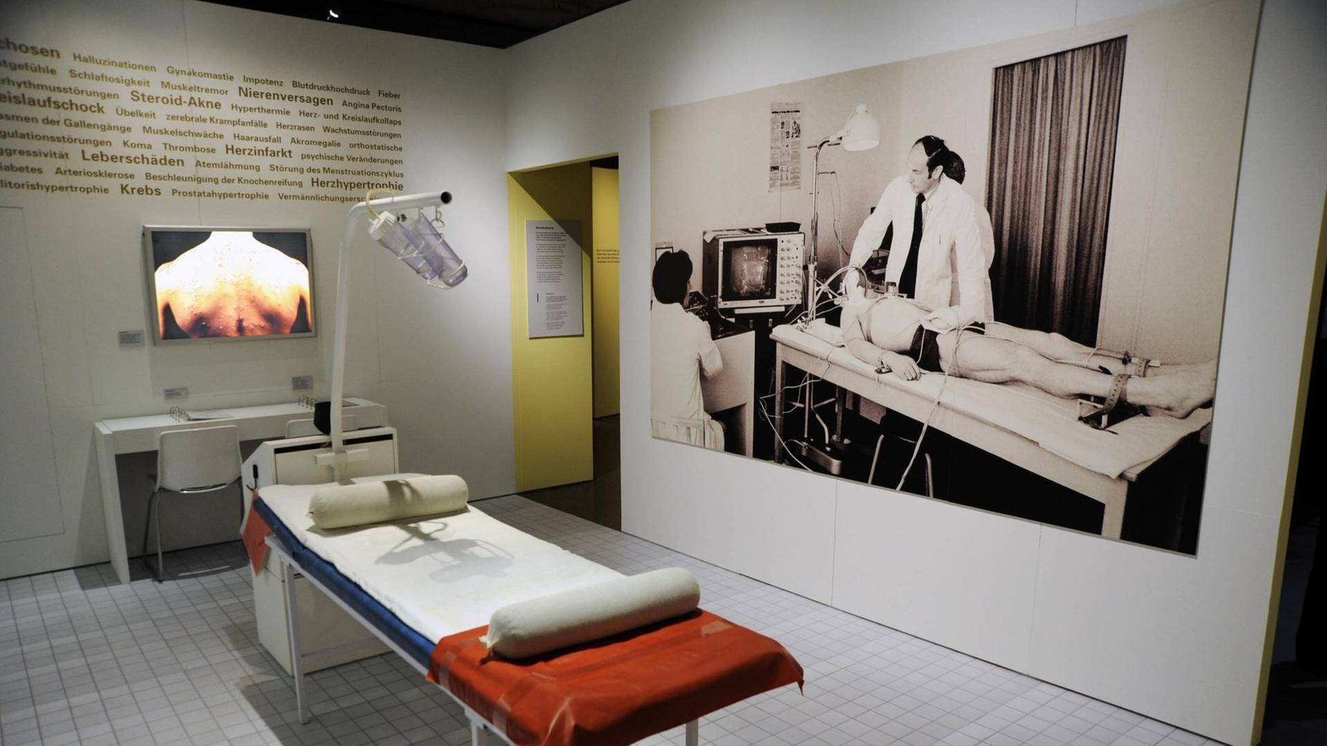 Beteiligt am DDR-Dopingsystem war auch das Forschungsinstitut für Körperkultur in Leipzig, hier ein nachgestelltes Bahndlungszimmer Beteiligt am DDR-Dopingsystem war auch das Forschungsinstitut für Körperkultur in Leipzig, hier ein nachgestelltes Bahndlungszimmer