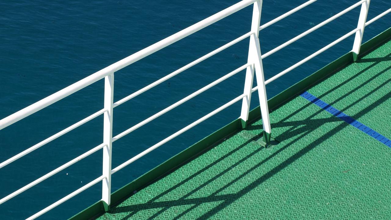 Blick von der Fähre ins blaue Meer. Blick von der Fähre ins blaue Meer.