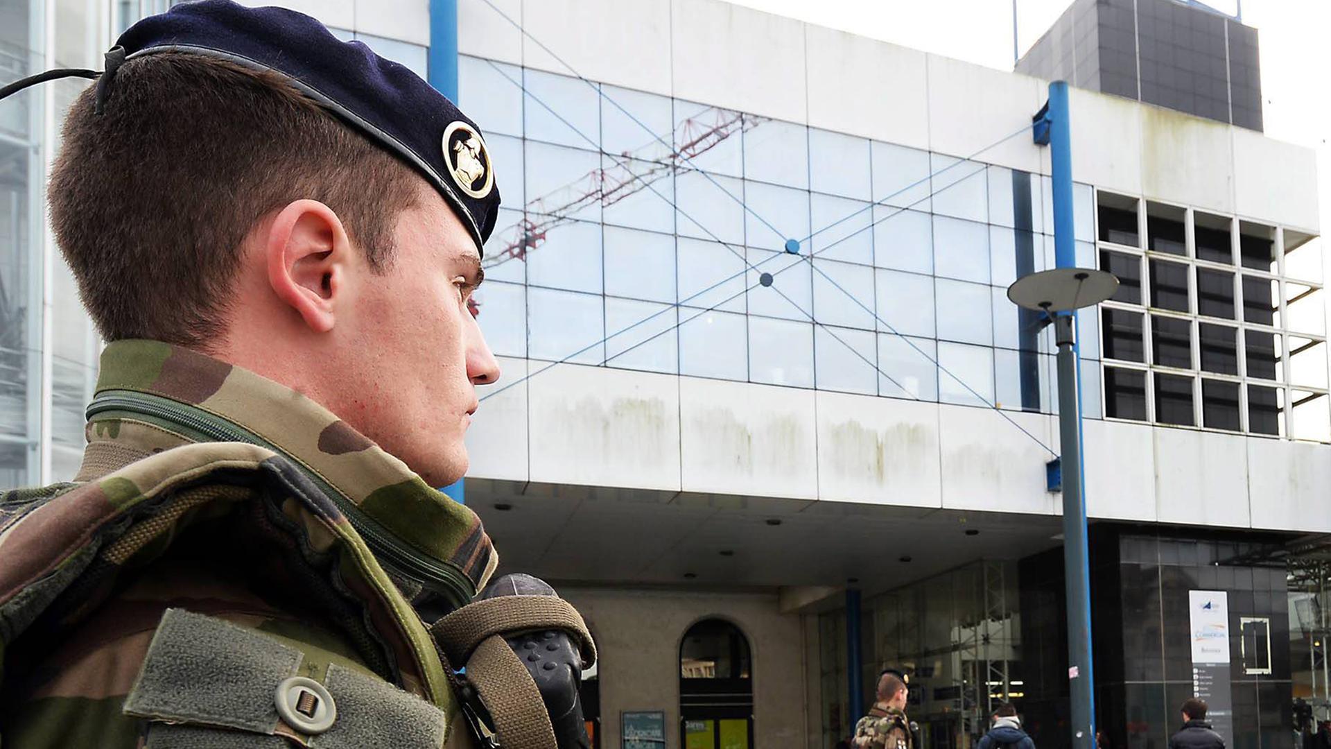 Ein französischer Soldat patroulliert Ein französischer Soldat patroulliert