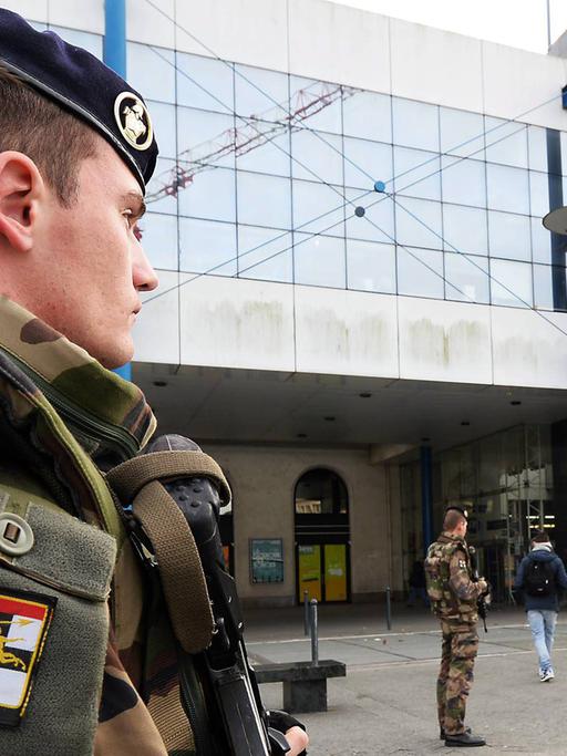 Ein französischer Soldat patroulliert