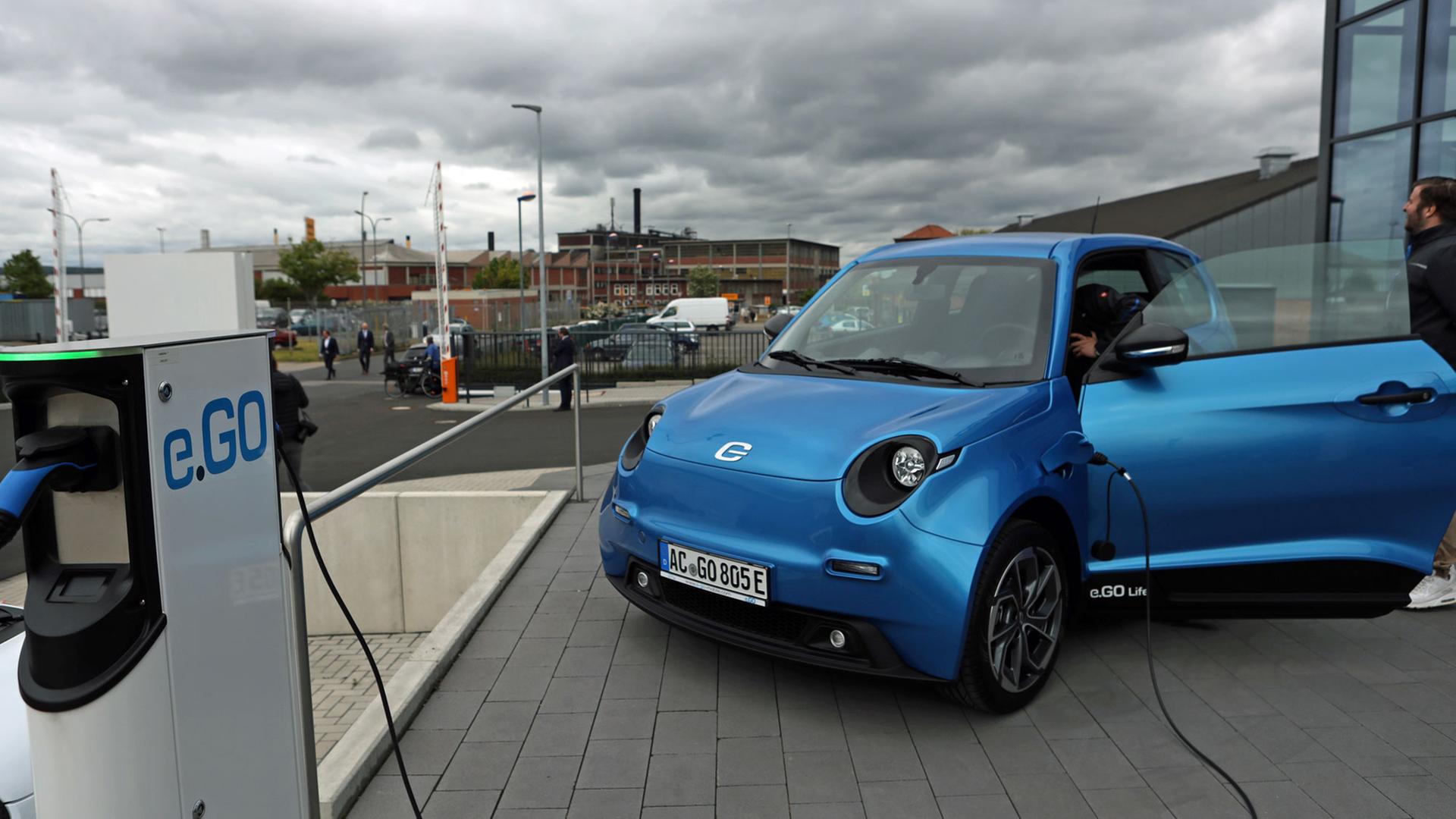 Ein blauer e.Go-Kleinwagen an einer Ladestation. Ein blauer e.Go-Kleinwagen an einer Ladestation.