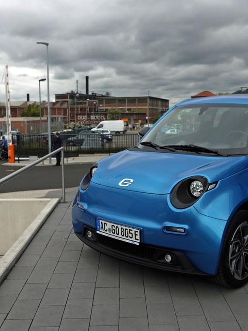 Ein blauer e.Go-Kleinwagen an einer Ladestation.