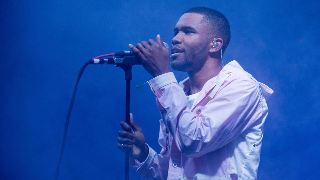 Der Rapper Frank Ocean performt live auf dem Bonnaroo Music und Arts Festival in Manchester, Tennessee im Juni 2014.
Der Rapper Frank Ocean performt live auf dem Bonnaroo Music und Arts Festival in Manchester, Tennessee im Juni 2014.