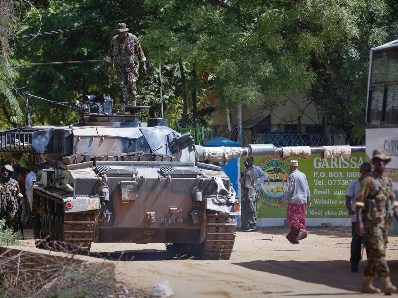 Kenianisches Militär vor der Universität von Garissa. 