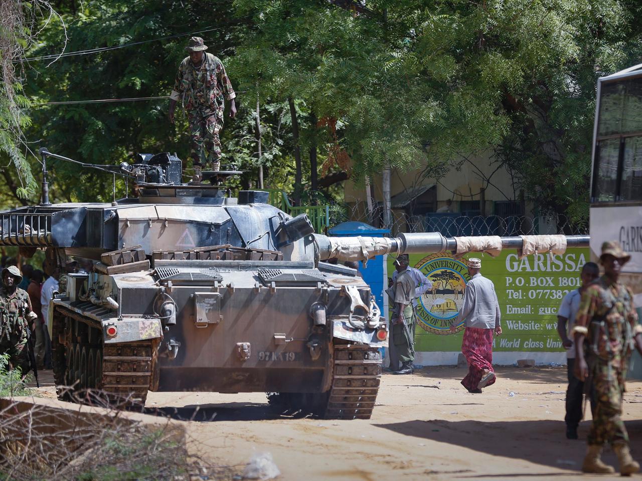 Kenianisches Militär vor der Universität von Garissa. Kenianisches Militär vor der Universität von Garissa.