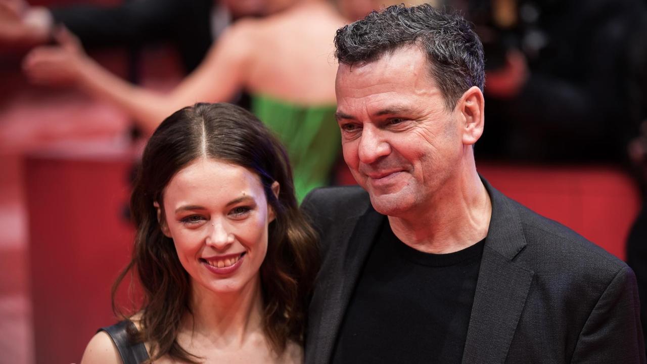 Der Regisseur Christian Petzold mit seiner Hauptdarstellerin Paula Beer bei der Berlinale 2020.
Der Regisseur Christian Petzold mit seiner Hauptdarstellerin Paula Beer bei der Berlinale 2020.