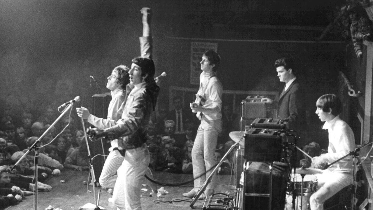 Die britische Rockband "The Who" (v. l. n. r.: Roger Daltrey, Pete Townshend, John Entwistle, Keith Moon (Drums)) am 26.9.1965 in Kopenhagen (Zweiter von rechts nicht identifiziert). Die britische Rockband "The Who" (v. l. n. r.: Roger Daltrey, Pete Townshend, John Entwistle, Keith Moon (Drums)) am 26.9.1965 in Kopenhagen (Zweiter von rechts nicht identifiziert).