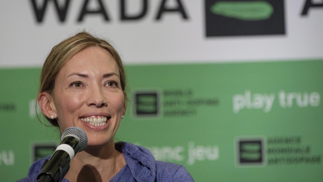 Beckie Scott, Vorsitzende der Athletenkommission der Welt-Anti-Doping-Agentur WADA, spricht am 5. Juni 2018 auf einer Pressekonferenz im Anschluss an das erste Global Athlete Forum in Calgary, Alberta.
