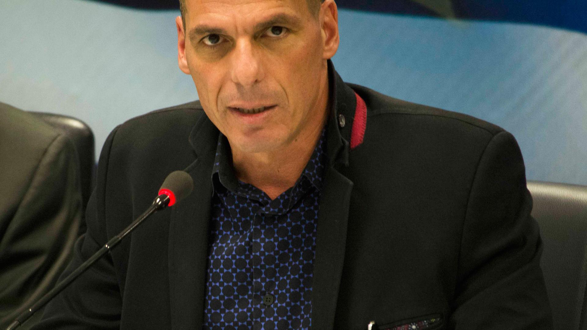 Yannis Varoufakis spricht an einem Mikrofon. Yannis Varoufakis spricht an einem Mikrofon.
