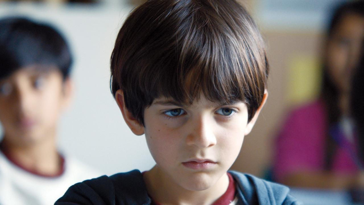 Warum wird Joel (Miguel Lobo) jede Nacht in ein Zimmer eingesperrt, das eher eine Gefängniszelle ist? Warum wird Joel (Miguel Lobo) jede Nacht in ein Zimmer eingesperrt, das eher eine Gefängniszelle ist?