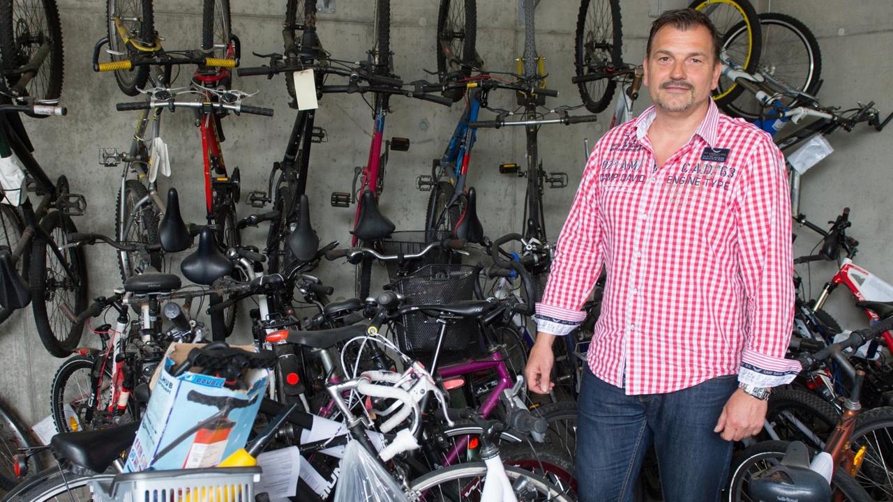 Polizeioberkommissar Klaus Schneider steht zwischen sichergestellten Fahrrädern in einer Asservatenkammer in der Polizeiinspektion in Fürth (Bayern). Polizeioberkommissar Klaus Schneider steht zwischen sichergestellten Fahrrädern in einer Asservatenkammer in der Polizeiinspektion in Fürth (Bayern).