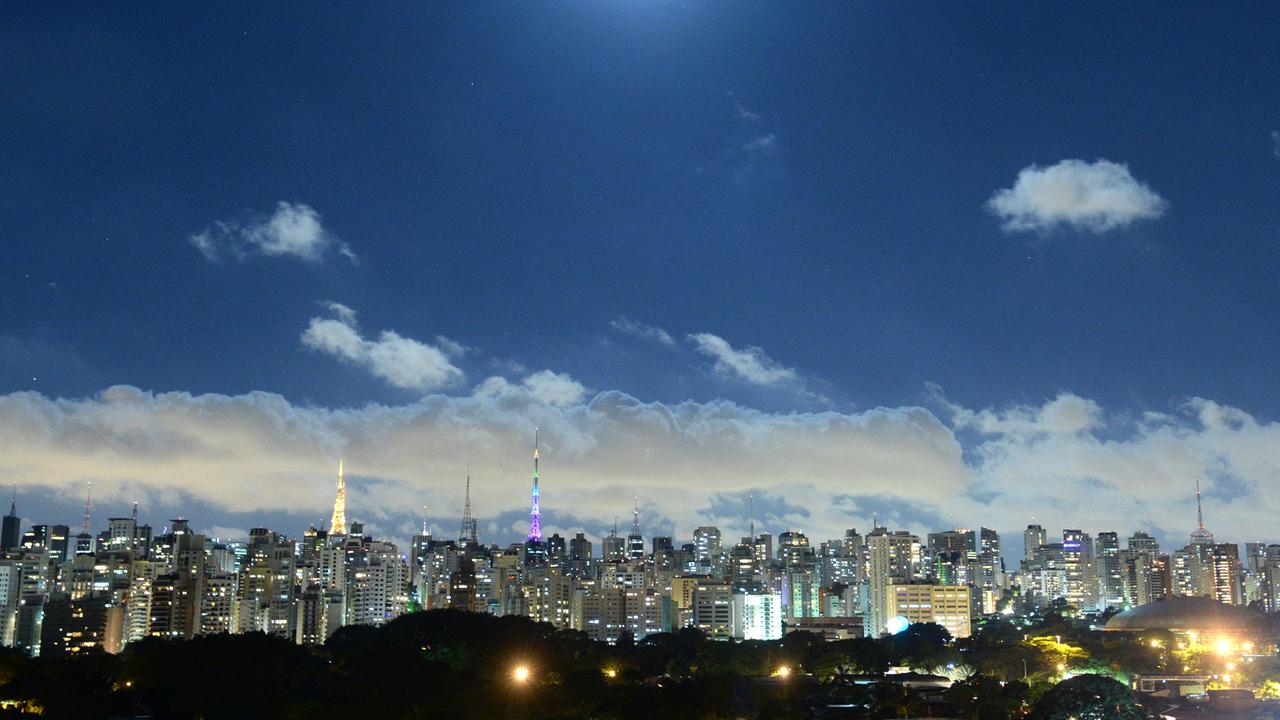 Die Skyline der brasilianischen Stadt Sao Paulo bei Nacht Die Skyline der brasilianischen Stadt Sao Paulo bei Nacht