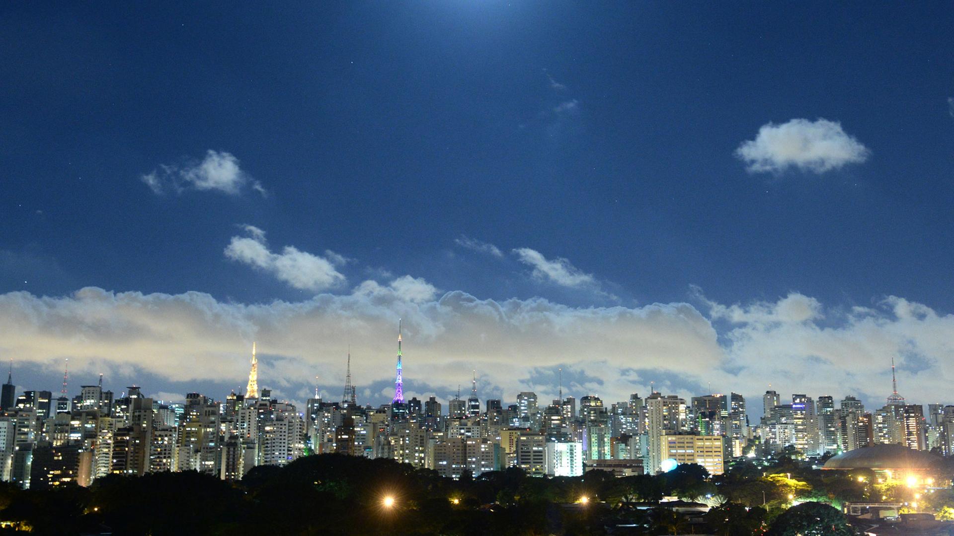 Die Skyline der brasilianischen Stadt Sao Paulo bei Nacht Die Skyline der brasilianischen Stadt Sao Paulo bei Nacht