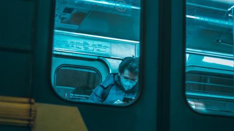 Ein Mann in einem Zugwaggon in Moskau. Mit Maske.
