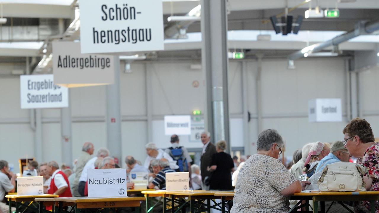 Blick auf die Tische mit Ortschaftsnamen beim Treffen der Sudetendeutschen Blick auf die Tische mit Ortschaftsnamen beim Treffen der Sudetendeutschen