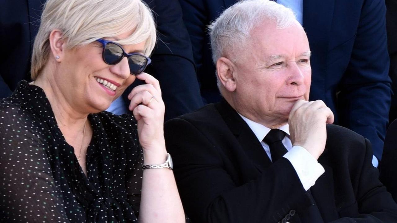 Die Präsidentin des polnischen Verfassungsgerichts, Julia Przylebska, und der Vorsitzende der rechtskonservativen Regierungspartei PiS, Jaroslaw Kaczynski, in Warschau Die Präsidentin des polnischen Verfassungsgerichts, Julia Przylebska, und der Vorsitzende der rechtskonservativen Regierungspartei PiS, Jaroslaw Kaczynski, in Warschau